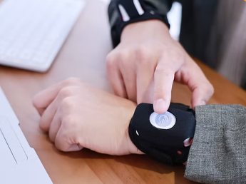 SOLIGHT worn on the wrist: one-touch start at the desk